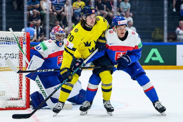 260526 Oscar Sundqvist of Sweden and Viliam Kmec of Slovakia during the 2026 IIHF Ice Hockey World Championship match between Sweden and Slovakia on May 26, 2026 in Fribourg Photo Jesper Zerman BILDBYRAN kod JZ JZ0730 ishockey ice hockey ishockey vm 2026 vm 2026 iihf world championship sverige sweden slovakien slovakia bbeng  Copyright: JESPERxZERMAN BB260526JZ051
