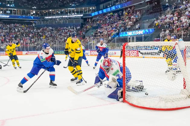 FRIBOURG, SWITZERLAND MAY 26 goalkeeper Samuel Hlavaj of Slovakia can™t saves on Anton Frondell of Sweden not shown during the 2026 IIHF Ice Hockey World Championship Switzerland game between Sweden and Slovakia at BCF Arena on May 26, 2026 in Fribourg, Fribourg Fribourg BCF Arena Fribourg Switzerland Copyright: xJustPictures.ch JarixPestelaccix jp-en-EuSpIm-JP6_JAR_Sweden_Slovakia_26May2026_00030