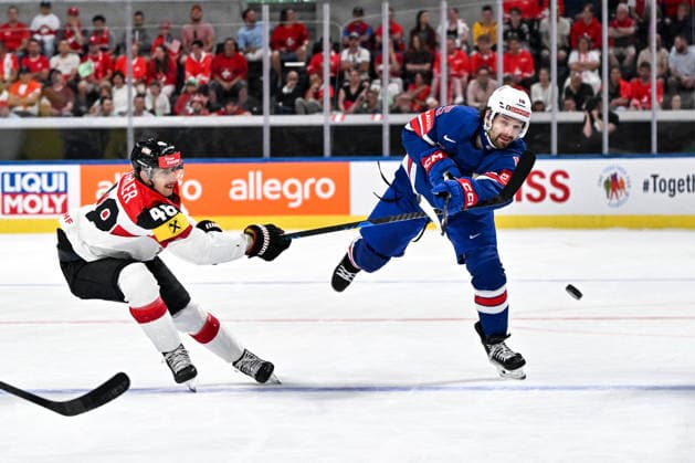 ZURICH, SWITZERLAND MAY 26 Lucas Thaler of Austria L tries to sto Tommy Novak of United States R during the 2026 IIHF Ice Hockey World Championship Switzerland game between USA and Austria at Swiss Life Arena on May 26, 2026 in Zurich, Zurich Zurich Swiss Life Arena Zurich Switzerland Copyright: xJustPictures.ch AndreaxBrancax jp-en-EuSpIm-JP7_ANB_USA_Aut_26052026_6619