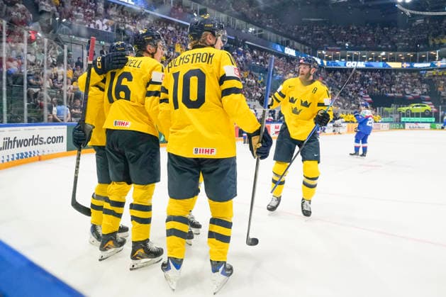 FRIBOURG, SWITZERLAND MAY 26 Anton Frondell of Sweden 2nd L celebrates his goal during the 2026 IIHF Ice Hockey World Championship Switzerland game between Sweden and Slovakia at BCF Arena on May 26, 2026 in Fribourg, Fribourg Fribourg BCF Arena Fribourg Switzerland Copyright: xJustPictures.ch JarixPestelaccix jp-en-EuSpIm-JP6_JAR_Sweden_Slovakia_26May2026_00034