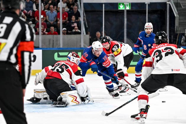 ZURICH, SWITZERLAND MAY 26 Matthew Tkachuk of United States tries to score against goalkeeper Atte Tolvanen of Austria L during the 2026 IIHF Ice Hockey World Championship Switzerland game between USA and Austria at Swiss Life Arena on May 26, 2026 in Zurich, Zurich Zurich Swiss Life Arena Zurich Switzerland Switzerland Copyright: xJustPictures.ch AndreaxBrancax jp-en-EuSpIm-JP7_ANB_USA_Aut_26052026_6779