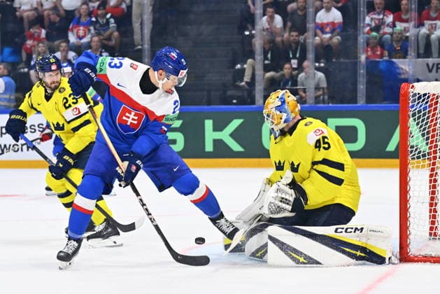 From left Adam Liska of Slovakia and goalkeeper Magnus Hellberg of Sweden in action during the IIHF World Championship, WM, Weltmeisterschaft Group B match Sweden vs Slovakia on May 26, 2026, Fribourg, Switzerland. (CTKxPhoto RadekxPetrasek) CTKPhotoP2026052606445  CTKPhotoP2026052606445