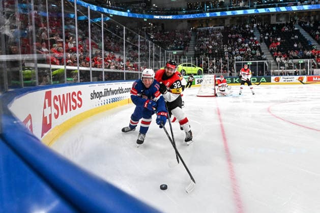 ZURICH, SWITZERLAND MAY 26 Oliver Moore of United States L and Bernd Wolf of Austria R in a battle for the puck during the 2026 IIHF Ice Hockey World Championship Switzerland game between USA and Austria at Swiss Life Arena on May 26, 2026 in Zurich, Zurich Zurich Swiss Life Arena Zurich Switzerland Switzerland Copyright: xJustPictures.ch AndreaxBrancax jp-en-EuSpIm-JP7_ANB_USA_Aut_26052026_2417