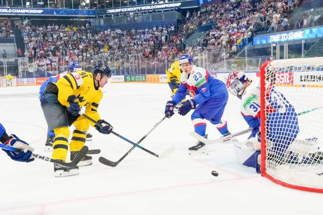 FRIBOURG, SWITZERLAND MAY 26 Carl Grundstrom of Sweden L against goalkeeper Samuel Hlavaj of Slovakia R during the 2026 IIHF Ice Hockey World Championship Switzerland game between Sweden and Slovakia at BCF Arena on May 26, 2026 in Fribourg, Fribourg Fribourg BCF Arena Fribourg Switzerland Copyright: xJustPictures.ch JarixPestelaccix jp-en-EuSpIm-JP6_JAR_Sweden_Slovakia_26May2026_00040