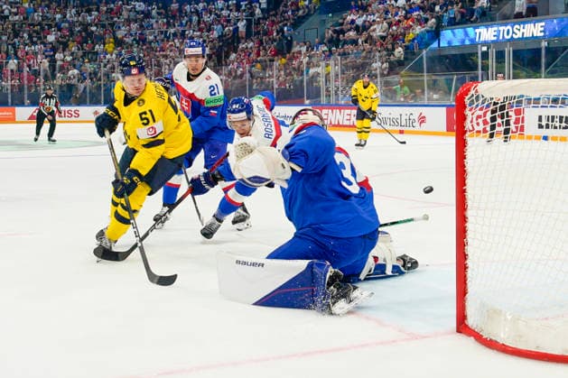 FRIBOURG, SWITZERLAND MAY 26 goalkeeper Samuel Hlavaj of Slovakia R saves during the 2026 IIHF Ice Hockey World Championship Switzerland game between Sweden and Slovakia at BCF Arena on May 26, 2026 in Fribourg, Fribourg Fribourg BCF Arena Fribourg Switzerland Copyright: xJustPictures.ch JarixPestelaccix jp-en-EuSpIm-JP6_JAR_Sweden_Slovakia_26May2026_00046
