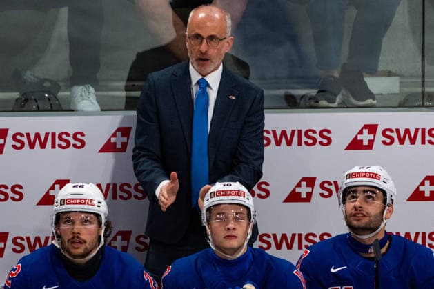 ZURICH, SWITZERLAND - MAY 26: Don Granato (United States, Head-Coach) applause™s Ryan Ufko (United States,7) for his 2:0 goal during the Preliminary Round - Group A Match 53 between United States and Austria at the IIHF Ice hockey, Eishockey World Championship, WM, Weltmeisterschaft 2026, Swiss Life Arena on May 26, 2026 in Zurich, Switzerland. Zurich Switzerland Copyright: xTimoxSteinx