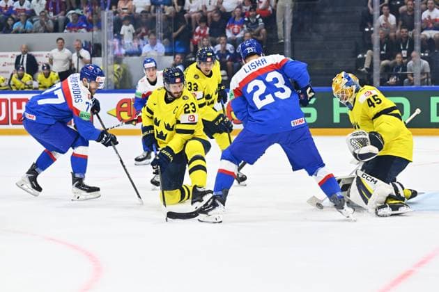 From left Martin Fasko-Rudas of Slovakia, Oliver Ekman-Larsson of Sweden, Adam Liska of Slovakia and goalkeeper Magnus Hellberg of Sweden during the IIHF World Championship, WM, Weltmeisterschaft Group B match Sweden vs Slovakia on May 26, 2026, Fribourg, Switzerland. (CTKxPhoto RadekxPetrasek) CTKPhotoP2026052606561  CTKPhotoP2026052606561