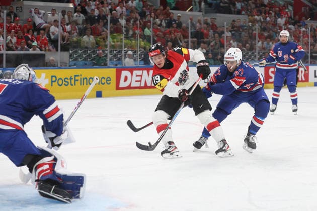 26.05.2026 Swiss Life Arena Zuerich , SCHWEIZ, Herren Eishockey IIHF World Championship, WM, Weltmeisterschaft Zurich 2026 Gruppe A USA - AUT Vinzenz Rohrer (AUT) gegen Matt Coronato (USA) vor Torwart Devin Cooley (USA) *** 26 05 2026 Swiss Life Arena Zuerich , SWITZERLAND, Mens Ice Hockey IIHF World Championship Zurich 2026 Group A USA AUT Vinzenz Rohrer AUT against Matt Coronato USA in front of goalie Devin Cooley USA 