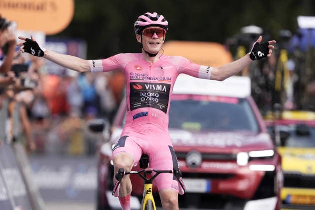 The pink jersey Denmark™s Jonas Vingegaard Hansen of Team Visma Lease A Bike cycles to the finish line to win the Stage 16 of the Giro d™Italia, from Bellinzona to CarÃ¬, Switzerland, Tuesday, May 26, 2026.  Copyright: xMassimoxPaolone LaPressex
