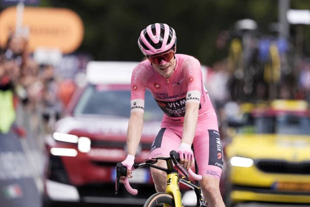 The pink jersey Denmark™s Jonas Vingegaard Hansen of Team Visma Lease A Bike cycles to the finish line to win the Stage 16 of the Giro d™Italia, from Bellinzona to CarÃ¬, Switzerland, Tuesday, May 26, 2026.  Copyright: xMassimoxPaolone LaPressex