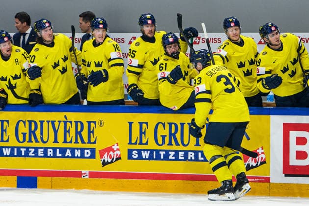260526 Jakob Silfverberg celebrate with Jacob De La Rose and Viggo Björck of Sweden on the bench after scoring the 2 1 goal during the 2026 IIHF Ice Hockey World Championship match between Sweden and Slovakia on May 26, 2026 in Fribourg Photo Jesper Zerman BILDBYRAN kod JZ JZ0730 ishockey ice hockey ishockey vm 2026 vm 2026 iihf world championship sverige sweden slovakien slovakia bbeng jubel  Copyright: JESPERxZERMAN BB260526JZ067
