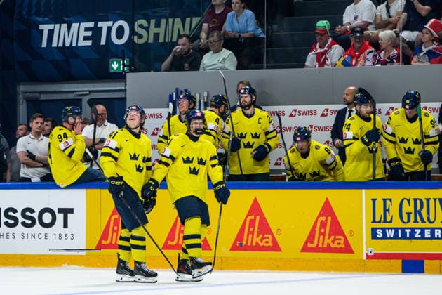 260526 Ivar Stenberg and Viggo Björck of Sweden celebrate the 3 1 goal during the 2026 IIHF Ice Hockey World Championship match between Sweden and Slovakia on May 26, 2026 in Fribourg Photo Jesper Zerman BILDBYRAN kod JZ JZ0730 ishockey ice hockey ishockey vm 2026 vm 2026 iihf world championship sverige sweden slovakien slovakia bbeng jubel  Copyright: JESPERxZERMAN BB260526JZ071