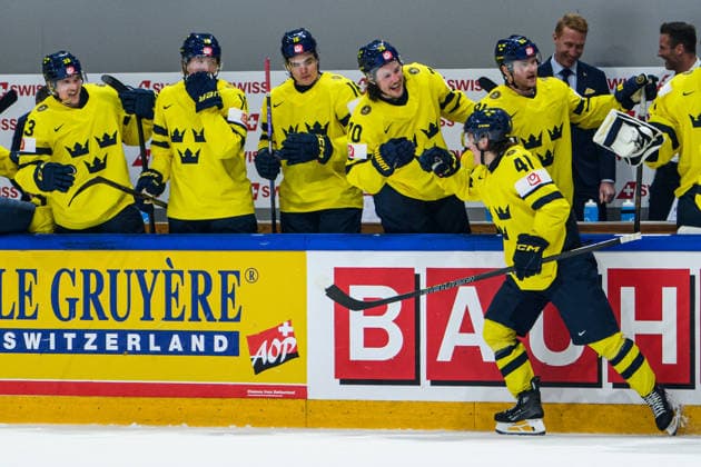 260526 Ivar Stenberg of Sweden and Oscar Sundqvist on the bench celebrate after the 3 1 goal during the 2026 IIHF Ice Hockey World Championship match between Sweden and Slovakia on May 26, 2026 in Fribourg Photo Jesper Zerman BILDBYRAN kod JZ JZ0730 ishockey ice hockey ishockey vm 2026 vm 2026 iihf world championship sverige sweden slovakien slovakia bbeng jubel  Copyright: JESPERxZERMAN BB260526JZ072