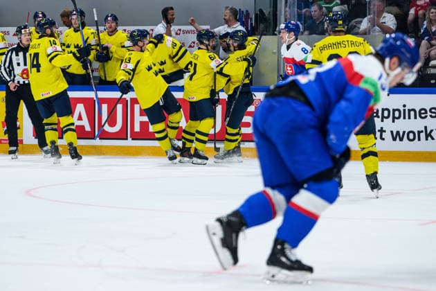 260526 Ivar Stenberg and Viggo Björck of Sweden celebrate the 3 1 goal during the 2026 IIHF Ice Hockey World Championship match between Sweden and Slovakia on May 26, 2026 in Fribourg Photo Jesper Zerman BILDBYRAN kod JZ JZ0730 ishockey ice hockey ishockey vm 2026 vm 2026 iihf world championship sverige sweden slovakien slovakia bbeng jubel  Copyright: JESPERxZERMAN BB260526JZ073