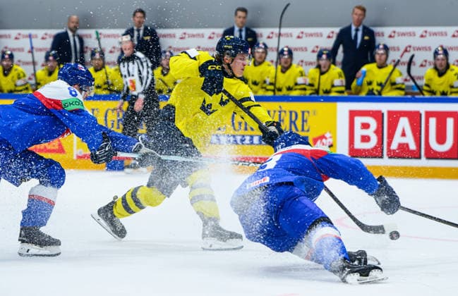 260526 Ivar Stenberg of Sweden scores the 3 1 goal during the 2026 IIHF Ice Hockey World Championship match between Sweden and Slovakia on May 26, 2026 in Fribourg Photo Jesper Zerman BILDBYRAN kod JZ JZ0730 ishockey ice hockey ishockey vm 2026 vm 2026 iihf world championship sverige sweden slovakien slovakia bbeng  Copyright: JESPERxZERMAN BB260526JZ074