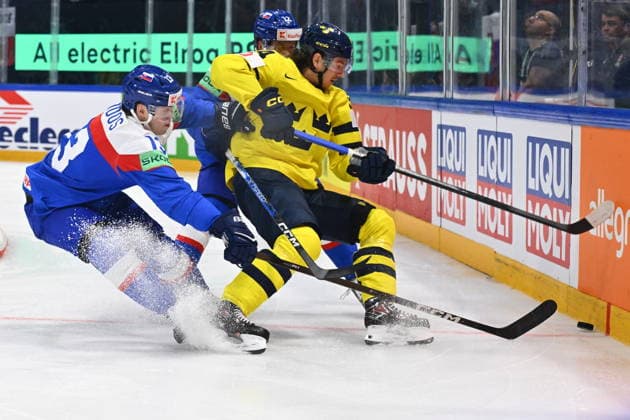 From left Frantisek Gajdos of Slovakia and Albert Johansson of Sweden in action during the IIHF World Championship, WM, Weltmeisterschaft Group B match Sweden vs Slovakia on May 26, 2026, Fribourg, Switzerland. (CTKxPhoto RadekxPetrasek) CTKPhotoP2026052606935  CTKPhotoP2026052606935