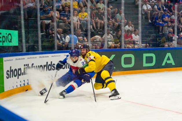 FRIBOURG, SWITZERLAND MAY 26 Adam Liska of Slovakia L against Oliver Ekman Larsson of Sweden R during the 2026 IIHF Ice Hockey World Championship Switzerland game between Sweden and Slovakia at BCF Arena on May 26, 2026 in Fribourg, Fribourg Fribourg BCF Arena Fribourg Switzerland Copyright: xJustPictures.ch JarixPestelaccix jp-en-EuSpIm-JP6_JAR_Sweden_Slovakia_26May2026_00066