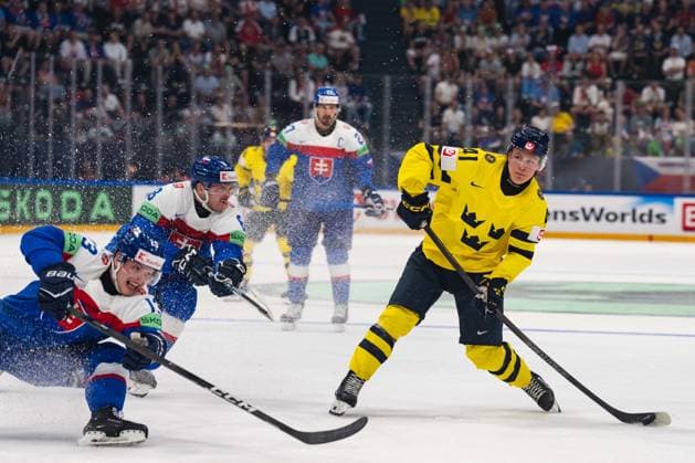 FRIBOURG, FRIBOURG - MAY 26: Ivar Stenberg of Sweden scores for a 3-1 lead during the 2026 IIHF World Championship, WM, Weltmeisterschaft match between Sweden and Slovakia at BCF Arena on May 26, 2026 in Fribourg, Fribourg, Switzerland.  Copyright: xLivioxBaeriswylx xSPPx Sportspressphoto_SPR154956