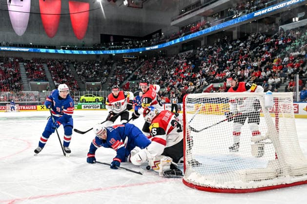 ZURICH, SWITZERLAND MAY 26 Matthew Tkachuk of United States tries to score against goalkeeper Atte Tolvanen of Austria during the 2026 IIHF Ice Hockey World Championship Switzerland game between USA and Austria at Swiss Life Arena on May 26, 2026 in Zurich, Zurich Zurich Swiss Life Arena Zurich Switzerland Copyright: xJustPictures.ch AndreaxBrancax jp-en-EuSpIm-JP7_ANB_USA_Aut_26052026_2761