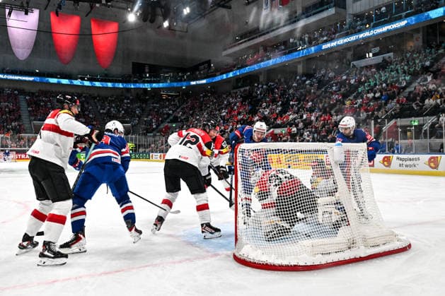 ZURICH, SWITZERLAND MAY 26 Matthew Tkachuk of United States C scores a goal against goalkeeper Atte Tolvanen of Austria during the 2026 IIHF Ice Hockey World Championship Switzerland game between USA and Austria at Swiss Life Arena on May 26, 2026 in Zurich, Zurich Zurich Swiss Life Arena Zurich Switzerland Switzerland Copyright: xJustPictures.ch AndreaxBrancax jp-en-EuSpIm-JP7_ANB_USA_Aut_26052026_2860