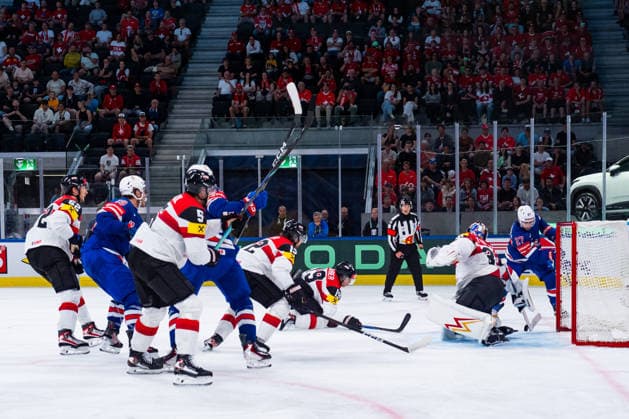 ZURICH, SWITZERLAND - MAY 26: Scene before the 4:0 goal of Matthew Tkachuk (United States, 19) during the Preliminary Round - Group A Match 53 between United States and Austria at the IIHF Ice hockey, Eishockey World Championship, WM, Weltmeisterschaft 2026, Swiss Life Arena on May 26, 2026 in Zurich, Switzerland. Zurich Switzerland Copyright: xTimoxSteinx
