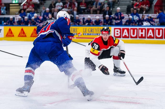 ZURICH, SWITZERLAND - MAY 26: Alex Steeves (United States, 21) in the battle for the puck with Thimo Nickl (Austria, 78) during the Preliminary Round - Group A Match 53 between United States and Austria at the IIHF Ice hockey, Eishockey World Championship, WM, Weltmeisterschaft 2026, Swiss Life Arena on May 26, 2026 in Zurich, Switzerland. Zurich Switzerland Copyright: xTimoxSteinx