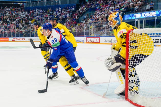 FRIBOURG, SWITZERLAND MAY 26 Adam Liska of Slovakia L against Jacob Larsson of Sweden during the 2026 IIHF Ice Hockey World Championship Switzerland game between Sweden and Slovakia at BCF Arena on May 26, 2026 in Fribourg, Fribourg Fribourg BCF Arena Fribourg Switzerland Copyright: xJustPictures.ch JarixPestelaccix jp-en-EuSpIm-JP6_JAR_Sweden_Slovakia_26May2026_00078