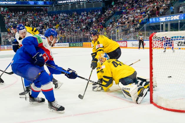 FRIBOURG, SWITZERLAND MAY 26 Marek Hrivik of Slovakia L scores against goalkeeper Magnus Hellberg of Sweden during the 2026 IIHF Ice Hockey World Championship Switzerland game between Sweden and Slovakia at BCF Arena on May 26, 2026 in Fribourg, Fribourg Fribourg BCF Arena Fribourg Switzerland Copyright: xJustPictures.ch JarixPestelaccix jp-en-EuSpIm-JP6_JAR_Sweden_Slovakia_26May2026_00082