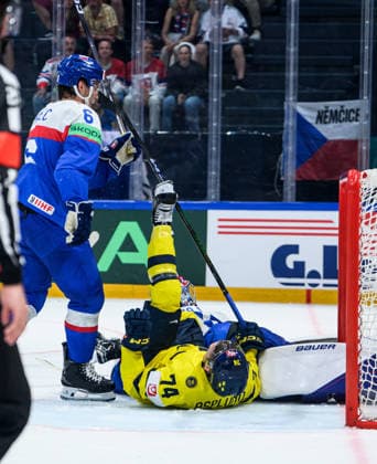260526 Viliam Kmec of Slovakia and Rasmus Asplund of Sweden during the 2026 IIHF Ice Hockey World Championship match between Sweden and Slovakia on May 26, 2026 in Fribourg Photo Jesper Zerman BILDBYRAN kod JZ JZ0730 ishockey ice hockey ishockey vm 2026 vm 2026 iihf world championship sverige sweden slovakien slovakia bbeng  Copyright: JESPERxZERMAN BB260526JZ079