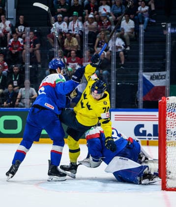 260526 Viliam Kmec of Slovakia and Rasmus Asplund of Sweden during the 2026 IIHF Ice Hockey World Championship match between Sweden and Slovakia on May 26, 2026 in Fribourg Photo Jesper Zerman BILDBYRAN kod JZ JZ0730 ishockey ice hockey ishockey vm 2026 vm 2026 iihf world championship sverige sweden slovakien slovakia bbeng  Copyright: JESPERxZERMAN BB260526JZ080