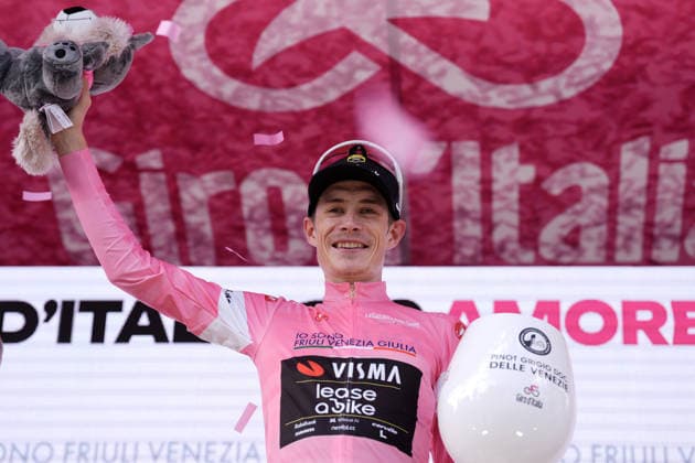 The pink jersey Denmark™s Jonas Vingegaard Hansen of Team Visma Lease A Bike cycles to the finish line to win the Stage 16 of the Giro d™Italia, from Bellinzona to CarÃ¬, Switzerland, Tuesday, May 26, 2026.  Copyright: xMassimoxPaolone LaPressex