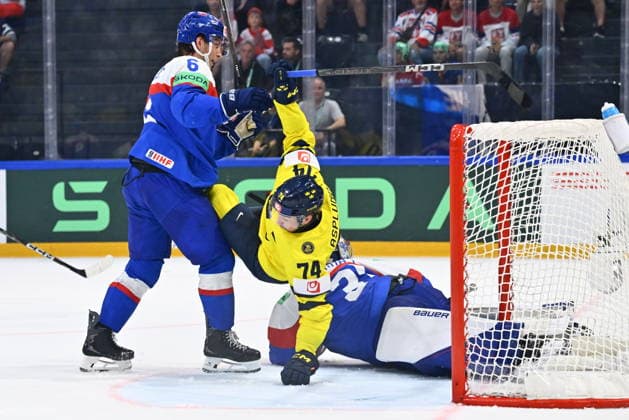From left Viliam Kmec of Slovakia, Rasmus Asplund of Sweden and goalkeeper Samuel Hlavaj of Slovakia in action during the IIHF World Championship, WM, Weltmeisterschaft Group B match Sweden vs Slovakia on May 26, 2026, Fribourg, Switzerland. (CTKxPhoto RadekxPetrasek) CTKPhotoP2026052607204  CTKPhotoP2026052607204