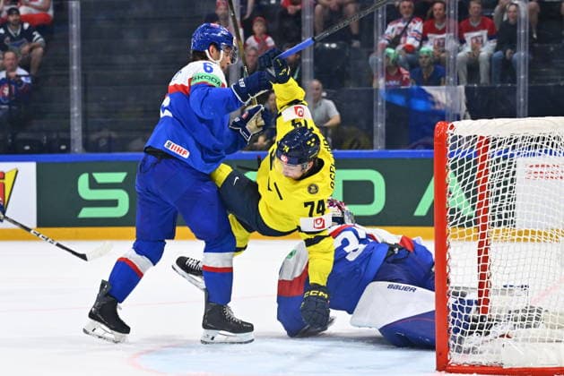 From left Viliam Kmec of Slovakia, Rasmus Asplund of Sweden and goalkeeper Samuel Hlavaj of Slovakia in action during the IIHF World Championship, WM, Weltmeisterschaft Group B match Sweden vs Slovakia on May 26, 2026, Fribourg, Switzerland. (CTKxPhoto RadekxPetrasek) CTKPhotoP2026052607211  CTKPhotoP2026052607211