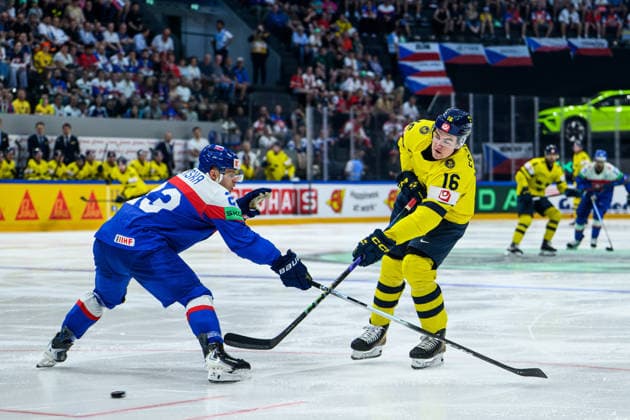 260526 Anton Frondell of Sweden and Adam Liska of Slovakia during the 2026 IIHF Ice Hockey World Championship match between Sweden and Slovakia on May 26, 2026 in Fribourg Photo Jesper Zerman BILDBYRAN kod JZ JZ0730 ishockey ice hockey ishockey vm 2026 vm 2026 iihf world championship sverige sweden slovakien slovakia bbeng  Copyright: JESPERxZERMAN BB260526JZ082