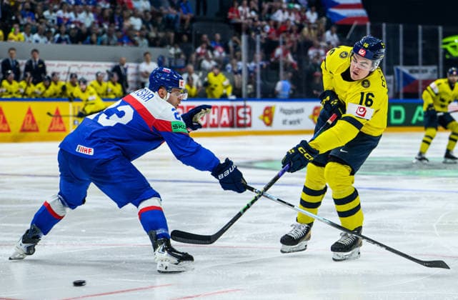 260526 Anton Frondell of Sweden and Adam Liska of Slovakia during the 2026 IIHF Ice Hockey World Championship match between Sweden and Slovakia on May 26, 2026 in Fribourg Photo Jesper Zerman BILDBYRAN kod JZ JZ0730 ishockey ice hockey ishockey vm 2026 vm 2026 iihf world championship sverige sweden slovakien slovakia bbeng  Copyright: JESPERxZERMAN BB260526JZ083