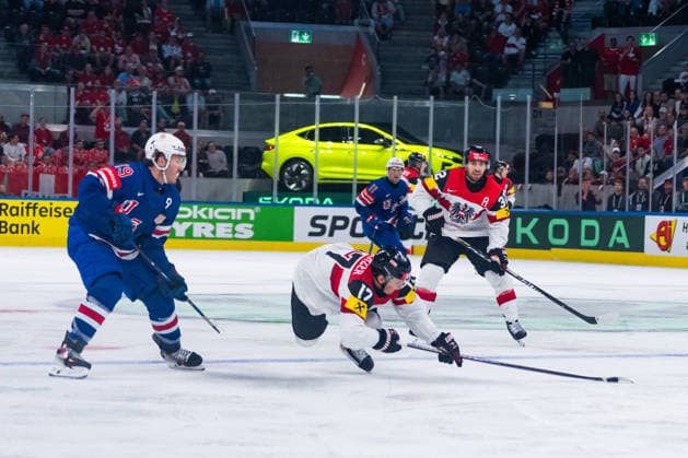 ZURICH, SWITZERLAND - MAY 26: Ian Scherzer (Austria, 17) crashing while battle for the puck with Matthew Tkachuk (United States, 19) during the Preliminary Round - Group A Match 53 between United States and Austria at the IIHF Ice hockey, Eishockey World Championship, WM, Weltmeisterschaft 2026, Swiss Life Arena on May 26, 2026 in Zurich, Switzerland. Zurich Switzerland Copyright: xTimoxSteinx