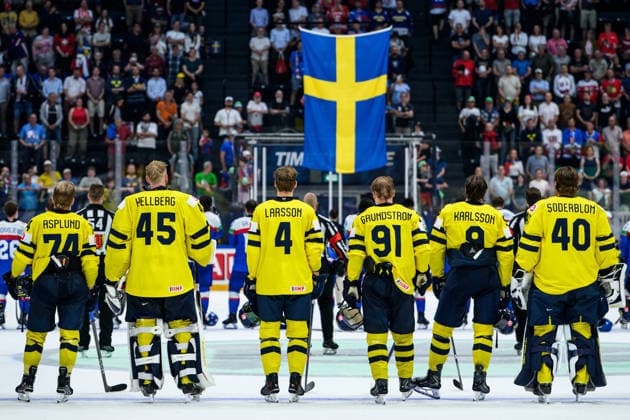 260526 Rasmus Asplund, goaltender Magnus Hellberg, Jacob Larsson, Carl Grundström, Linus Karlsson and goaltender Arvid Söderblom of Sweden during the national anthem after the 2026 IIHF Ice Hockey World Championship match between Sweden and Slovakia on May 26, 2026 in Fribourg Photo Jesper Zerman BILDBYRAN kod JZ JZ0730 ishockey ice hockey ishockey vm 2026 vm 2026 iihf world championship sverige sweden slovakien slovakia bbeng  Copyright: JESPERxZERMAN BB260526JZ093