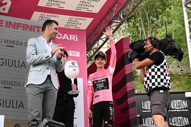 May 26, 2026, Cari, ITALY: Danish rider Jonas Vingegaard Hansen (R) of Team Visma Lease A Bike wearing the overall leader s pink jersey, greets Former italian rider Viincenzo Nibali as he celebrates on the podium after winning the 16th stage of the 109 Giro d Italia over 113 km from Bellinzona to Cari , Italy, 26 May 2026. ANSA LUCA ZENNARO. ITALY CYCLING GIRO D ITALIA  - ZUMAa110 20260526_zaf_a110_031 Copyright: xLucaxZennarox