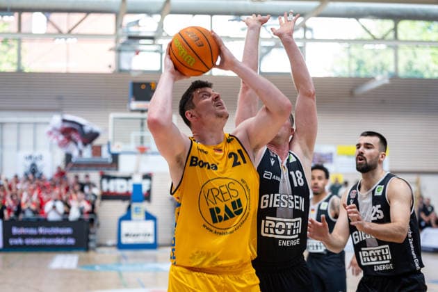 Nicolas Bretzel Bozic Estriche Knights Kirchheim, 21 Till Gloger Giessen 46ers, 18 Viktor Kovacevic Giessen 46ers, 25 GER, Bozic Estriche Knights Kirchheim vs Giessen 46ers, BARMER 2 Basketball Bundesliga, Playoffs semi-final game 3, season 2025 2026, 26 05 2026 GER, Bozic Estriche Knights Kirchheim vs Giessen 46ers, BARMER 2 Basketball Bundesliga, Playoffs semi-final game 3, season 2025 2026, 26 05 2026 Goeppingen Copyright: xEibner-Pressefoto NinaxSanderx EP_NSR
