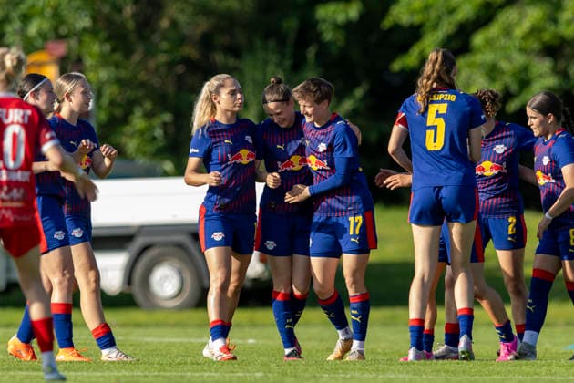 Regionalliga Nordost Frauen 1 FFV Erfurt vs RB Leipzig II Erfurt 26 05 2026 Cheering, Natalie Grenz 21 RasenBallsport Leipzig II left and Sarah Dittrich 17 RasenBallsport Leipzig II right Regionalliga Nordost Frauen 1 FFV Erfurt vs RB Leipzig II Sportforum Johannesplatz Erfurt 26 05 2026 Copyright: xBEAUTIFULxSPORTS Duehringx