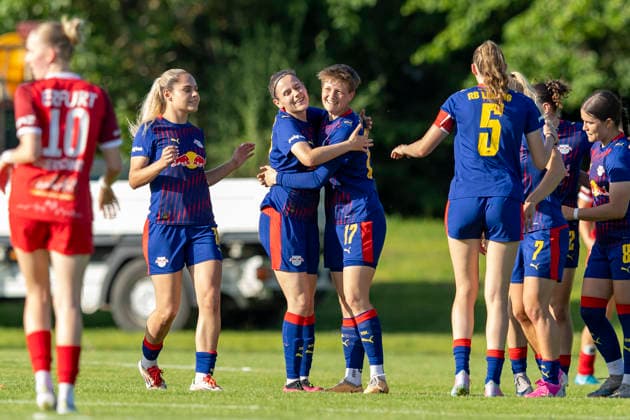 Regionalliga Nordost Frauen 1 FFV Erfurt vs RB Leipzig II Erfurt 26 05 2026 Cheering, Natalie Grenz 21 RasenBallsport Leipzig II left and Sarah Dittrich 17 RasenBallsport Leipzig II right Regionalliga Nordost Frauen 1 FFV Erfurt vs RB Leipzig II Sportforum Johannesplatz Erfurt 26 05 2026 Copyright: xBEAUTIFULxSPORTS Duehringx