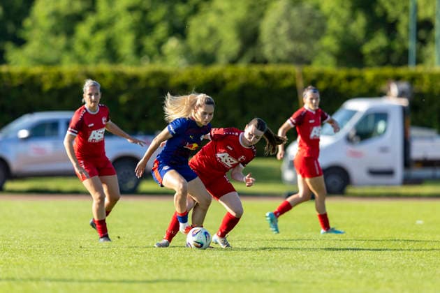 Regionalliga Nordost Frauen 1 FFV Erfurt vs RB Leipzig II Erfurt 26 05 2026 Mia Werner 10 RasenBallsport Leipzig II vs Lea Schrenk 19 1 FFV Erfurt Regionalliga Nordost Frauen 1 FFV Erfurt vs RB Leipzig II Sportforum Johannesplatz Erfurt 26 05 2026 Copyright: xBEAUTIFULxSPORTS Duehringx
