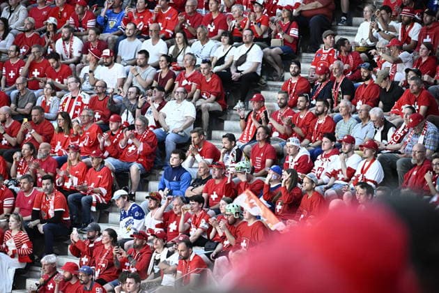 LKS 20260526 Swiss fans cheer ahead the 2026 IIHF Ice hockey, Eishockey World Championships preliminary round group A match between Switzerland and Finland in Zurich on May 26, 2026. - RONI REKOMAA Zürich Switzerland yVzhKNlu-5s  Copyright: xRonixRekomaax yVzhKNlu-5s