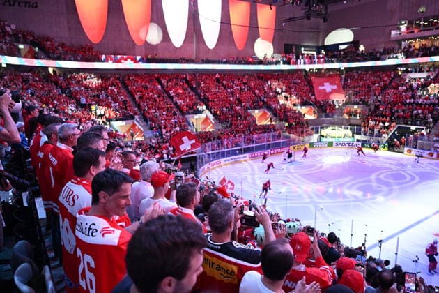 LKS 20260526 Swiss fans cheer ahead the 2026 IIHF Ice hockey, Eishockey World Championships preliminary round group A match between Switzerland and Finland in Zurich on May 26, 2026. - RONI REKOMAA Zürich Switzerland 8g5Armd0Ats  Copyright: xRonixRekomaax 8g5Armd0Ats