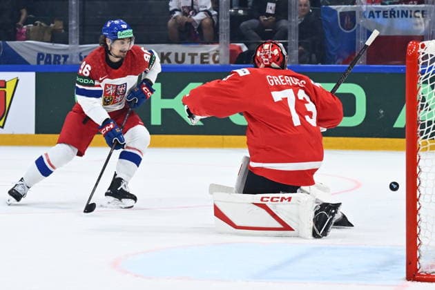 From left David Tomasek of Czech Republic and goalkeeper Jet Greaves of Canada in action during the IIHF World Championship, WM, Weltmeisterschaft Group B match Czech Republic vs Canada on May 26, 2026, Fribourg, Switzerland. (CTKxPhoto RadekxPetrasek) CTKPhotoP2026052608639  CTKPhotoP2026052608639