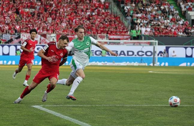 26 05 2026 Soccer season 2025 2026 Relegation 2 Soccer Bundesliga second leg SpVgg Greuther Fürth Kleeblatt Rot Weiss Essen RWE Sportfoto Zink DaMa xdaxmax DFL regulations prohibit any use of photographs as image sequences and or quasi video only for editorial use Jannik Hofmann 37, Rot Weiss Essen Gian Luca Gian Luca Itter 27, SpVgg Greuther Fürth