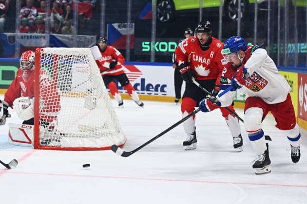 From right Jiri Cernoch of Czech Republic and Sidney Crosby of Canada in action during the IIHF World Championship, WM, Weltmeisterschaft Group B match Czech Republic vs Canada on May 26, 2026, Fribourg, Switzerland. (CTKxPhoto RadekxPetrasek) CTKPhotoP2026052608643  CTKPhotoP2026052608643