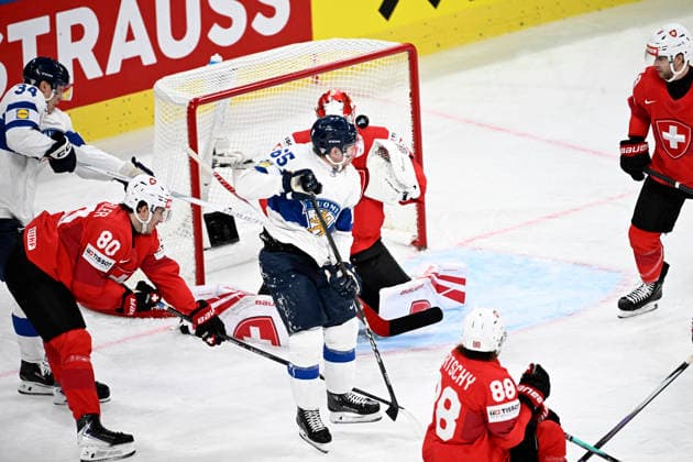 LKS 20260526 Sakari Manninen (C) of Finland screens the net of goalkeeper Reto Berra of Switzerland during the 2026 IIHF Ice hockey, Eishockey World Championships preliminary round group A match between Switzerland and Finland in Zurich on May 26, 2026. - RONI REKOMAA Zürich Switzerland E-FdfE3ZD1I  Copyright: xRonixRekomaax E-FdfE3ZD1I