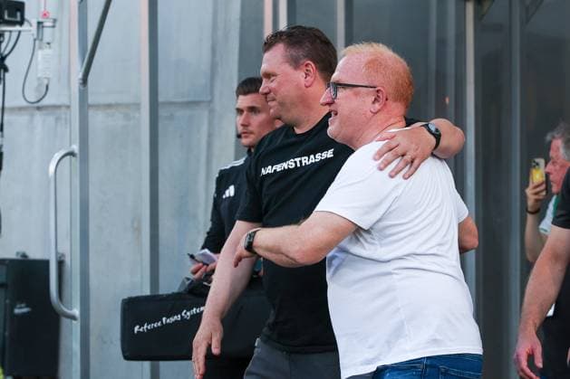 Head coach Uwe Koschinat Rot Weiss Essen and head coach Heiko Vogel Spvgg Greuther Fuerth greet each other warmly before the match, SpVgg Greuther Fuerth vs Rot Weiss Essen, football, men, relegation, 2 Bundesliga, DFL, season 2025 2026, return match, 26 05 2026 DFB regulations prohibit any use of photographs as image sequences and or quasi video Fuerth Bayern Germany Copyright: xkolbert-press MartinxAgüerax