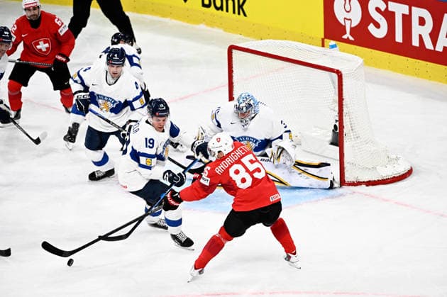 LKS 20260526 Sven Andrighetto of Switzerland try to score against goalkeeper Justus Annunen of Finland during the 2026 IIHF Ice hockey, Eishockey World Championships preliminary round group A match between Switzerland and Finland in Zurich on May 26, 2026. - RONI REKOMAA Zürich Switzerland _Ffx_DF65MA  Copyright: xRonixRekomaax _Ffx_DF65MA